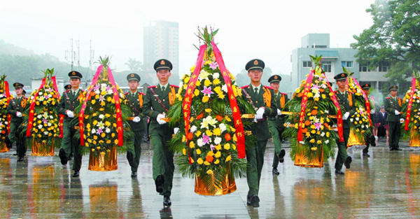 李建勤等市领导向烈士敬献花篮并瞻仰烈士纪念碑