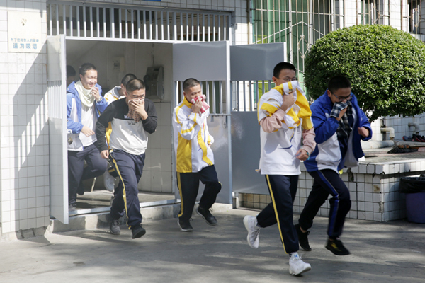 攀枝花市三中举行学生宿舍消防应急疏散演练