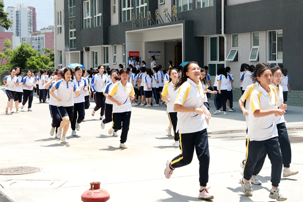 攀枝花市三中举行消防安全教育及学生宿舍疏散演练